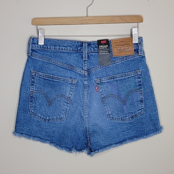 NWT Levi's | Super High Rise Frayed Hem Ribcage Shorts Size 29 - Picture 4 of 5